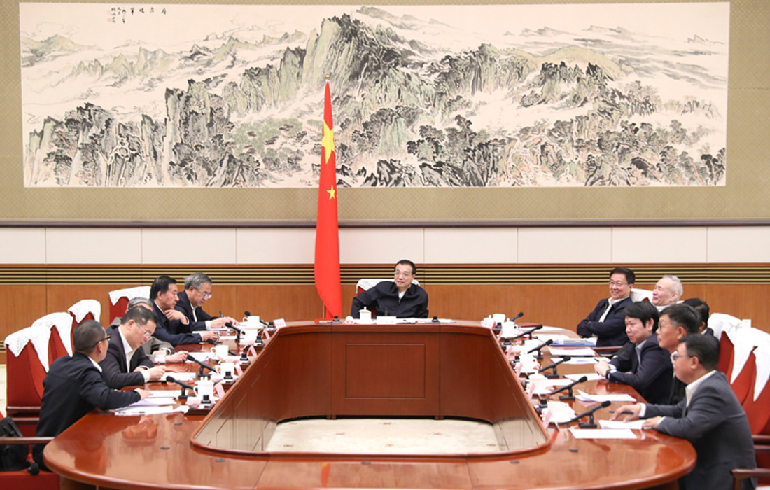 2019年11月12日，，，，，，海洋之神590官网入口股份董事长温志芬等企业家代表出席经济形势专家和企业家座谈会并讲话。。。。。。。